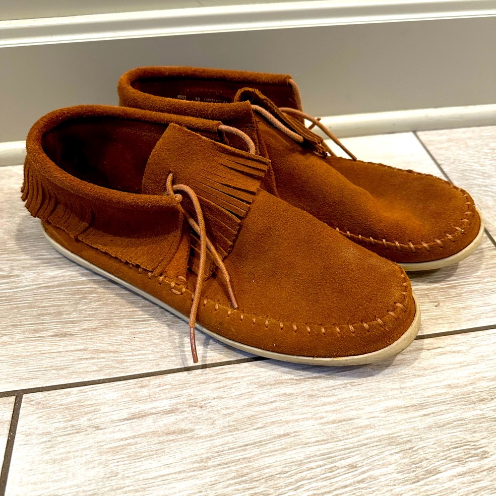 Minnetonka suede fringe Venice sneaker, size 10
